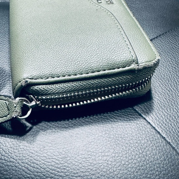Women’s Guess Los Angeles Olive Green Wallet - Picture 7 of 7